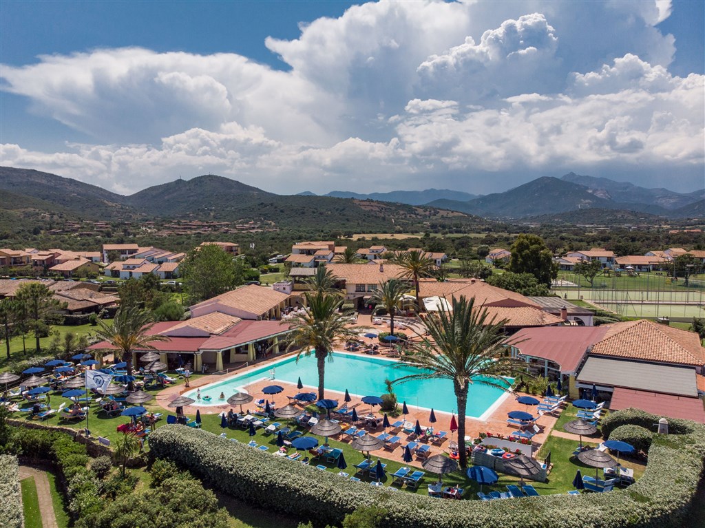 Letecký pohled na resort směrem od moře, San Teodoro, Sardinie, Itálie