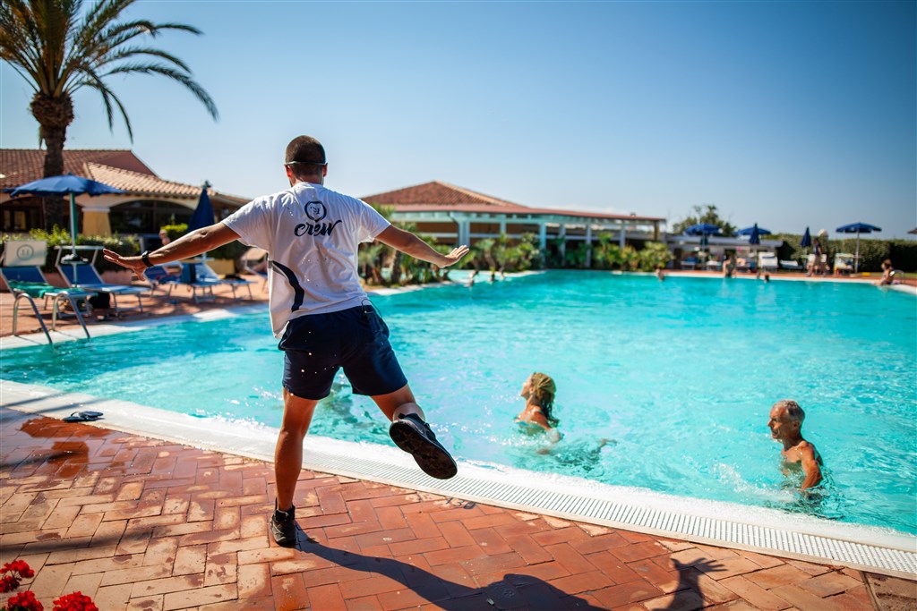 Animace v bazénu, San Teodoro, Sardinie, Itálie