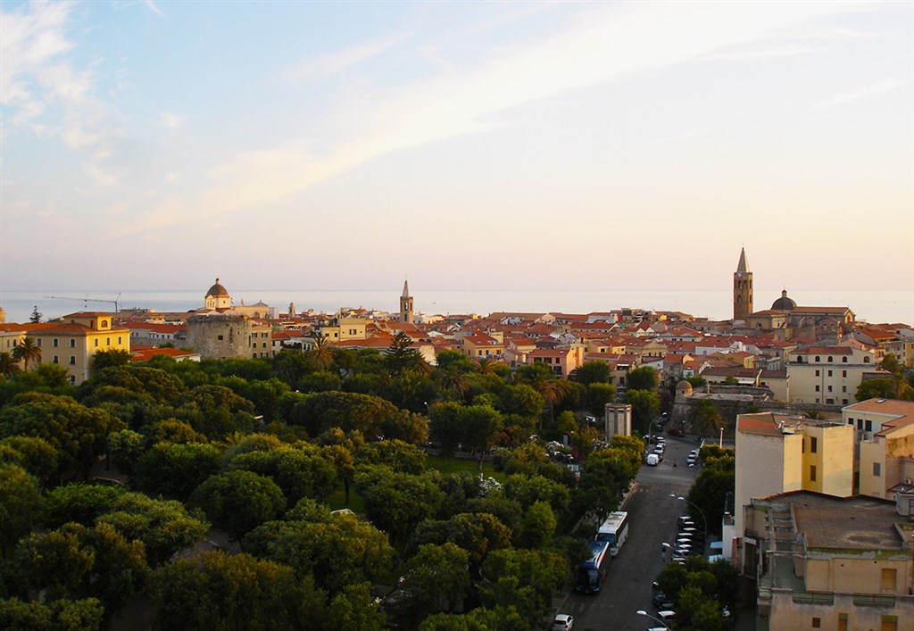 Alghero z výšky, Sardinie, Itálie