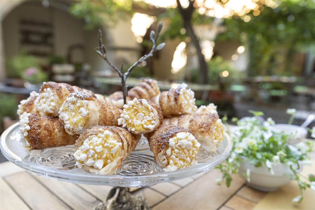 Typické italské Cannoli k snídani, Santu Lussurgiu, Sardinie