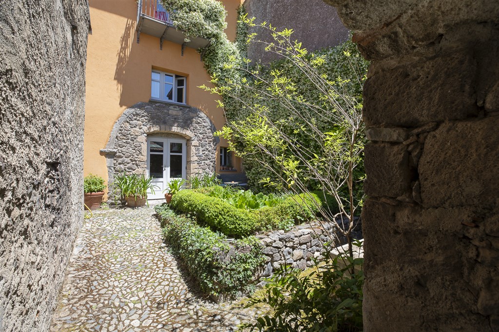 Exteriér jedné z budov, Santu Lussurgiu, Sardinie