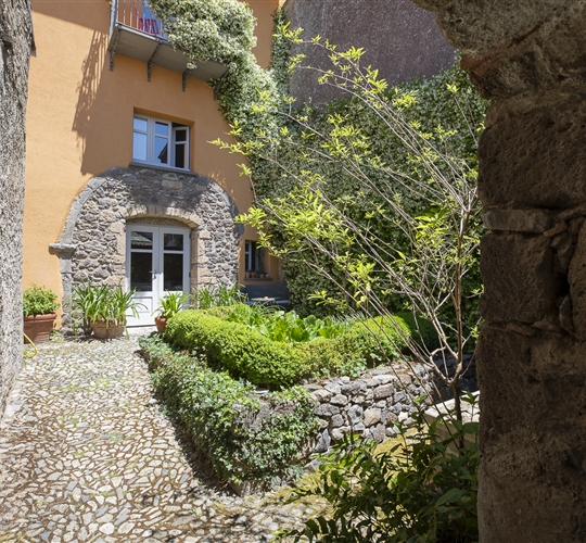 Exteriér jedné z budov, Santu Lussurgiu, Sardinie