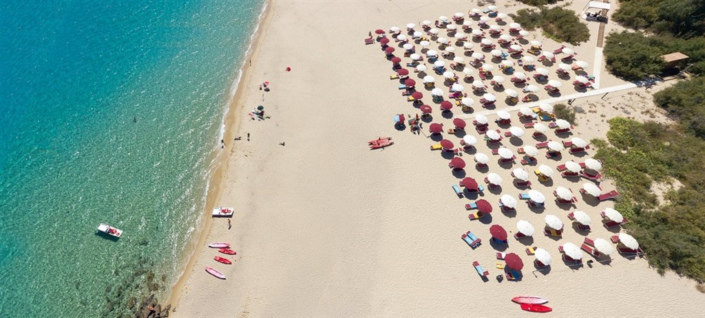 Pláž u resortu, Castiadas, Sardinie