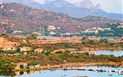 Pittulongu - Panoramatický snímek s přístavy Golfo Aranci a Porto Rotondo