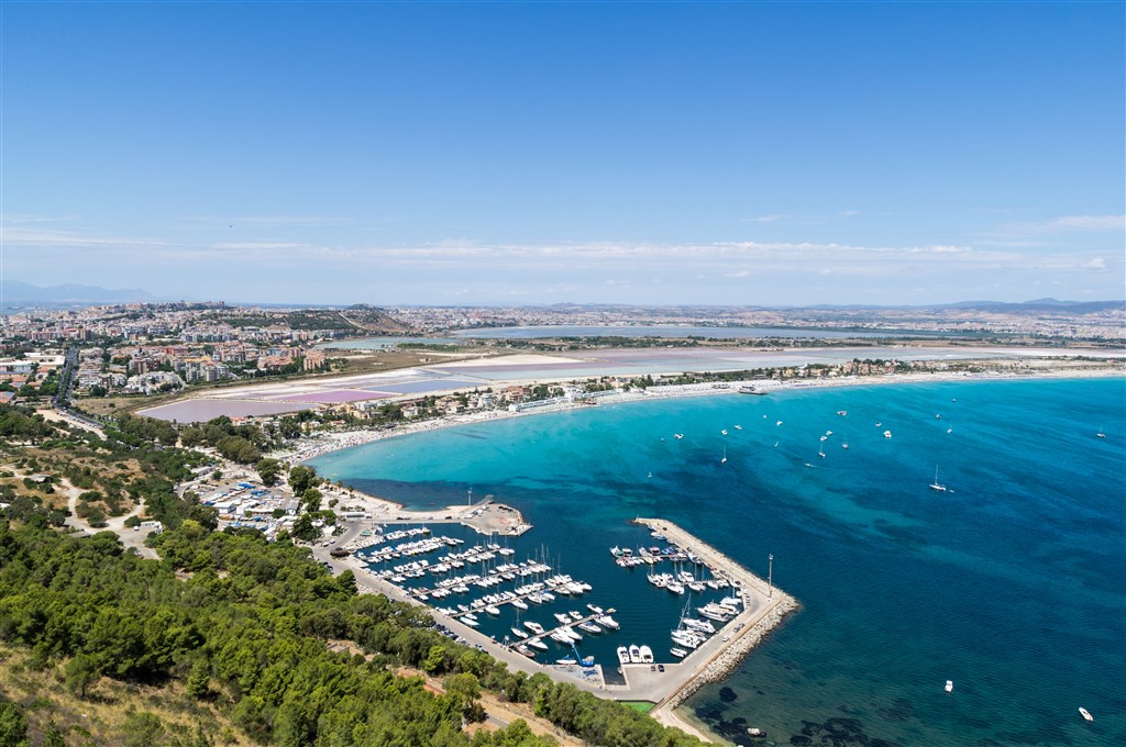 Letecký pohled na pláž Poetto v Cagliari