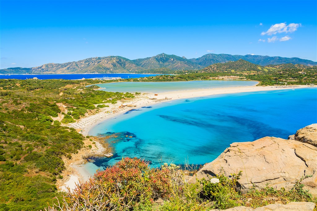 Pohled od Torre di Porto Giunco ve Villasimiu