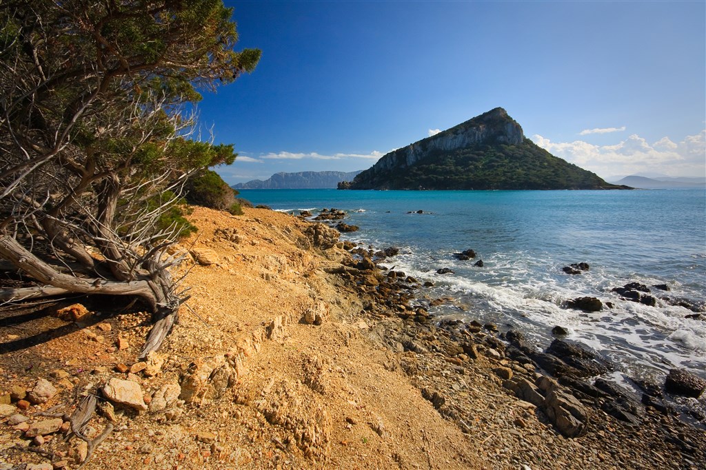 Pohled na ostrov Molara v Golfo Aranci