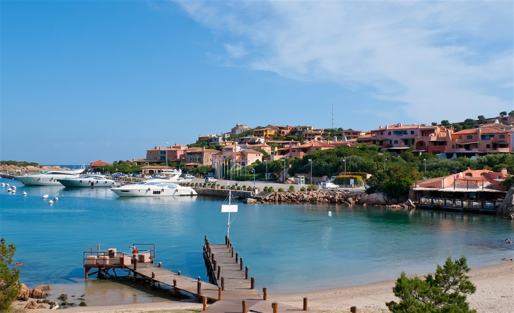 Pláž v přístavu Porto Cervo