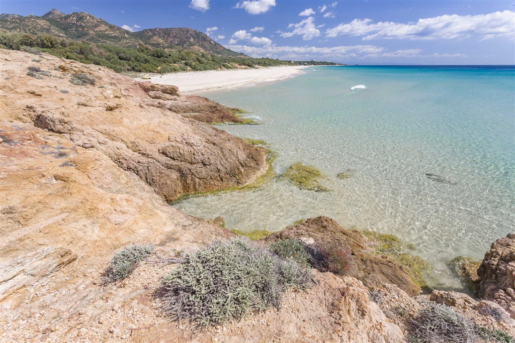 Pobřeží Santa Margherita di Pula (zdroj:sardegnaturismo.it)