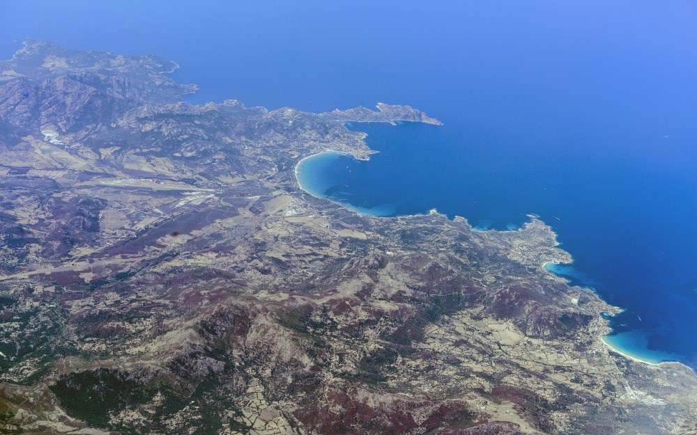 Letecký pohled na pobřeží (zdroj: sardegnaturismo.it)