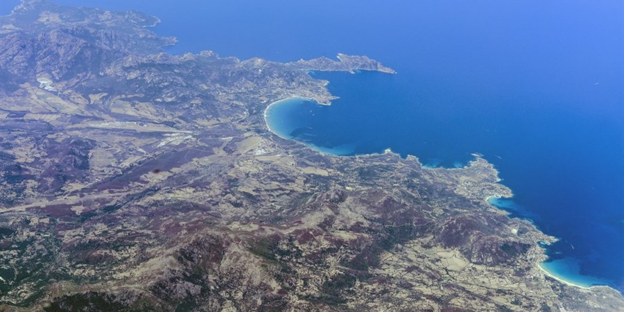 Letecký pohled na pobřeží (zdroj: sardegnaturismo.it)