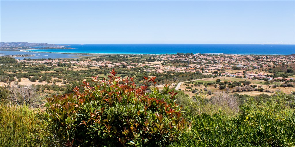 Pohled od pobřeží (zdroj: sardegnaturismo.it)