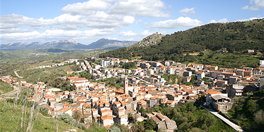Pohled na město Bitti (zdroj: sardegnaturismo.it)
