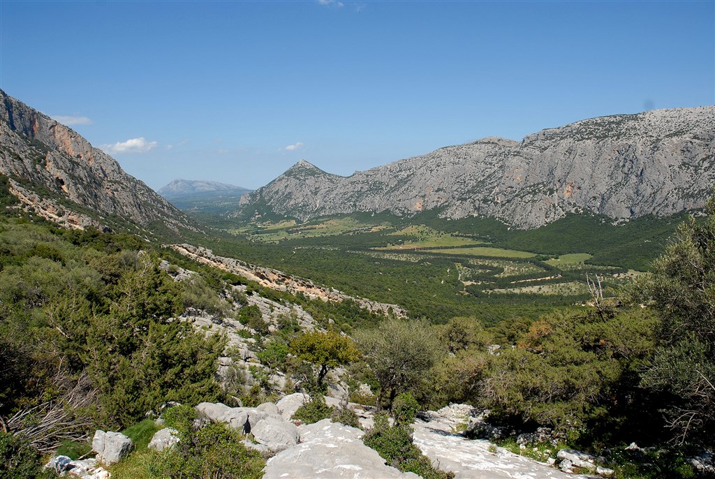 Krajina v okolí Olieny (zdroj: sardegnaturismo.it)