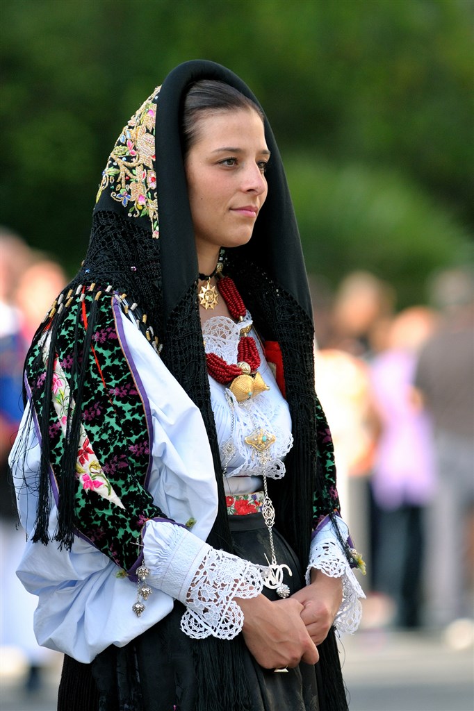 Tradiční ženský kroj (zdroj: sardegnaturismo.it)