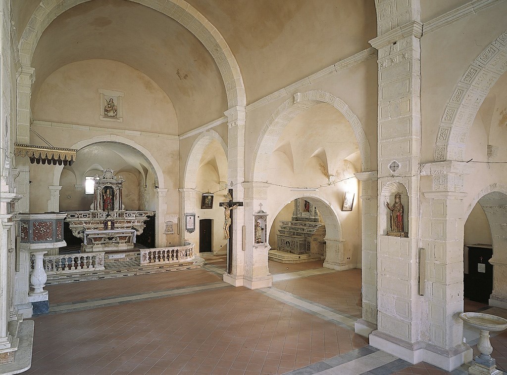 Vnitřek kostela Santa Sofia (zdroj: sardegnaturismo.it)