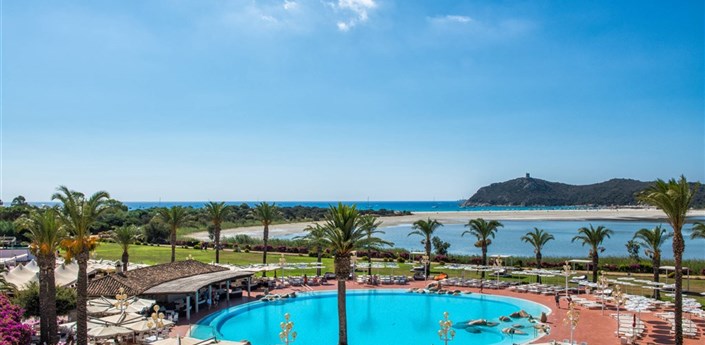 Pullman Almar Timi Ama Resort & Spa - Hotelový bazén, na horizontu pláž, Villasimius, Sardinie