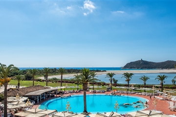 Hotelový bazén, na horizontu pláž, Villasimius, Sardinie