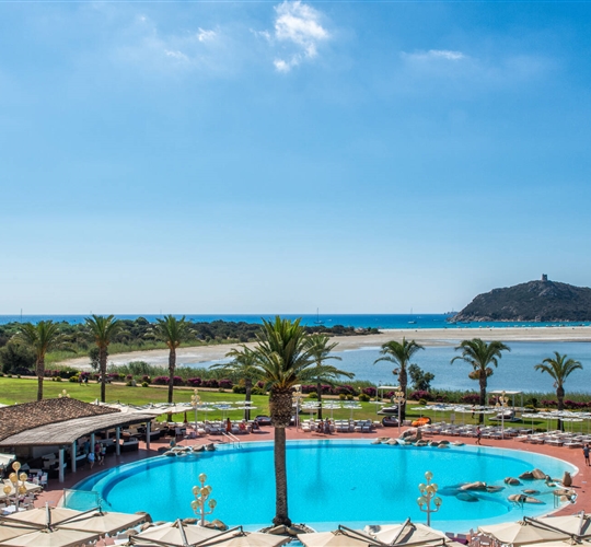 Hotelový bazén, na horizontu pláž, Villasimius, Sardinie
