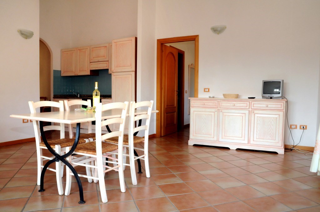 Obývací část apartmánu, Golfo di Marinella, Sardinie