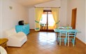 Marinella Residence - Obývací část v apartmánu, Golfo di Marinella, Sardinie