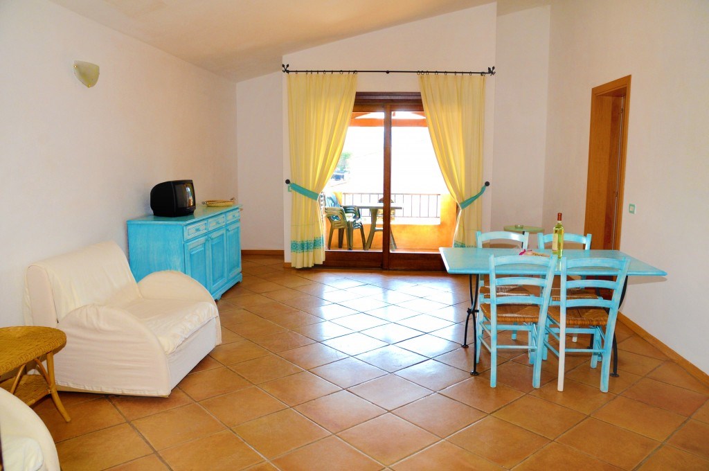 Obývací část v apartmánu, Golfo di Marinella, Sardinie