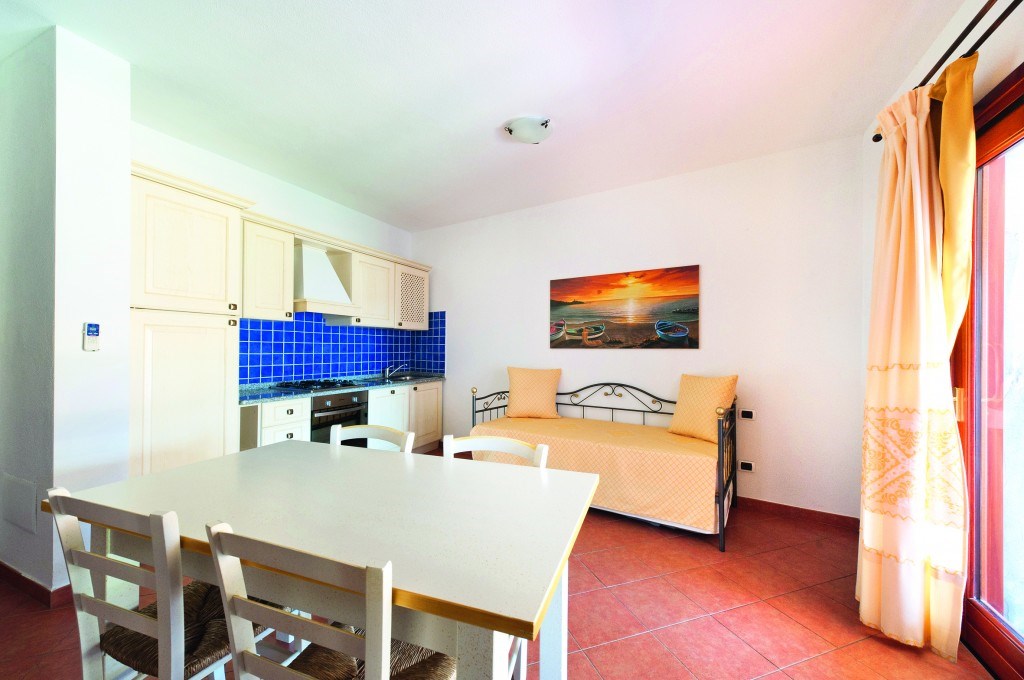 Obývací část apartmánu, Golfo di Marinella, Sardinie