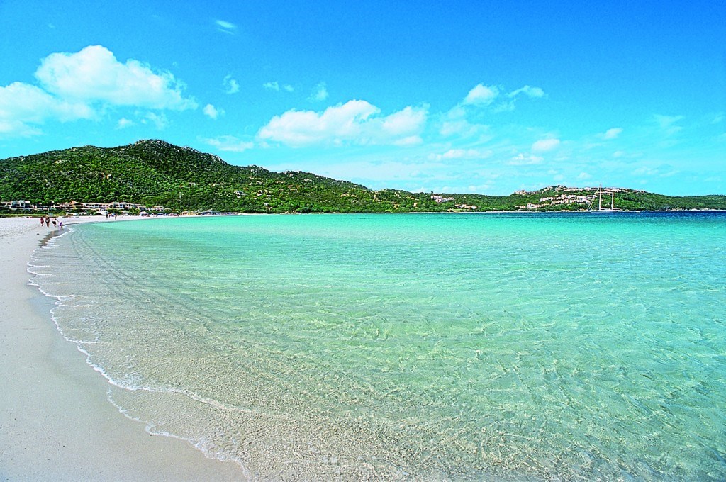 Pláž v zálivu, Golfo di Marinella, Sardinie