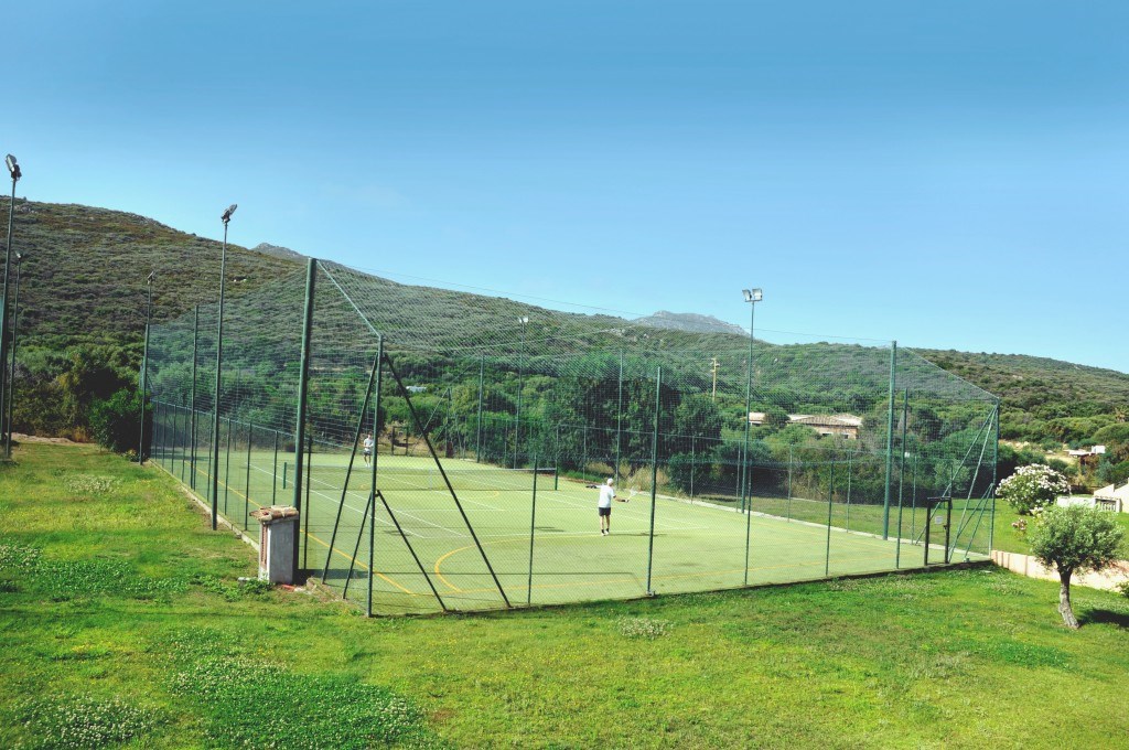 Tenisové kurty, Golfo di Marinella, Sardinie