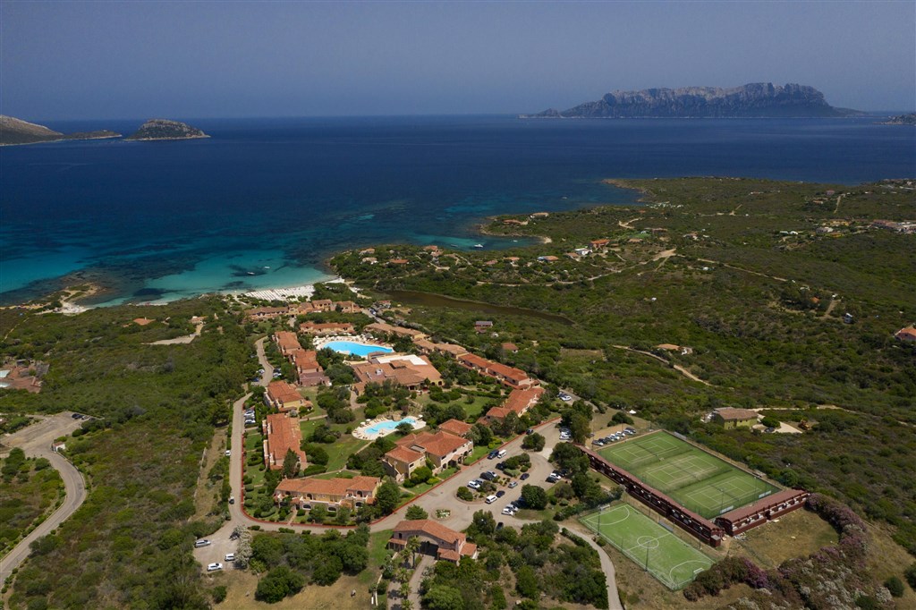 Letecký pohled na hotel, Golfo Aranci, Sardinie