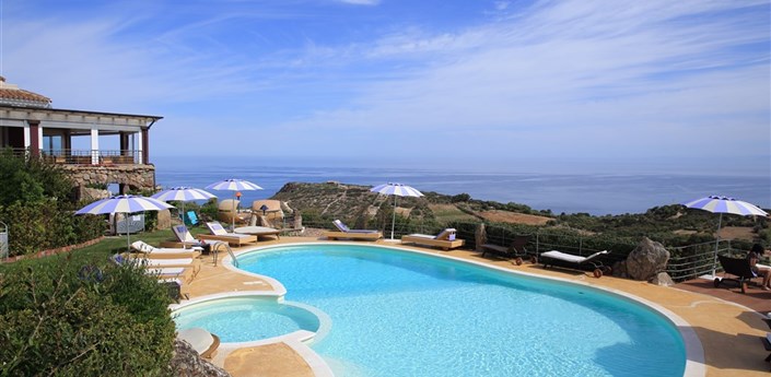 Bajaloglia Resort - Pohled od bazénu, Castelsardo, Sardinie