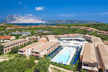 Letecký pohled na hotel, Capo Coda Cavallo, Sardinie