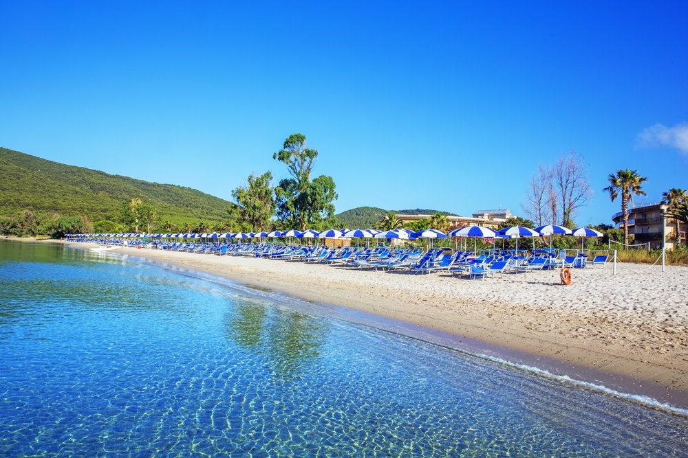 Pláž u hotelu, Porto Conte, Sardinie