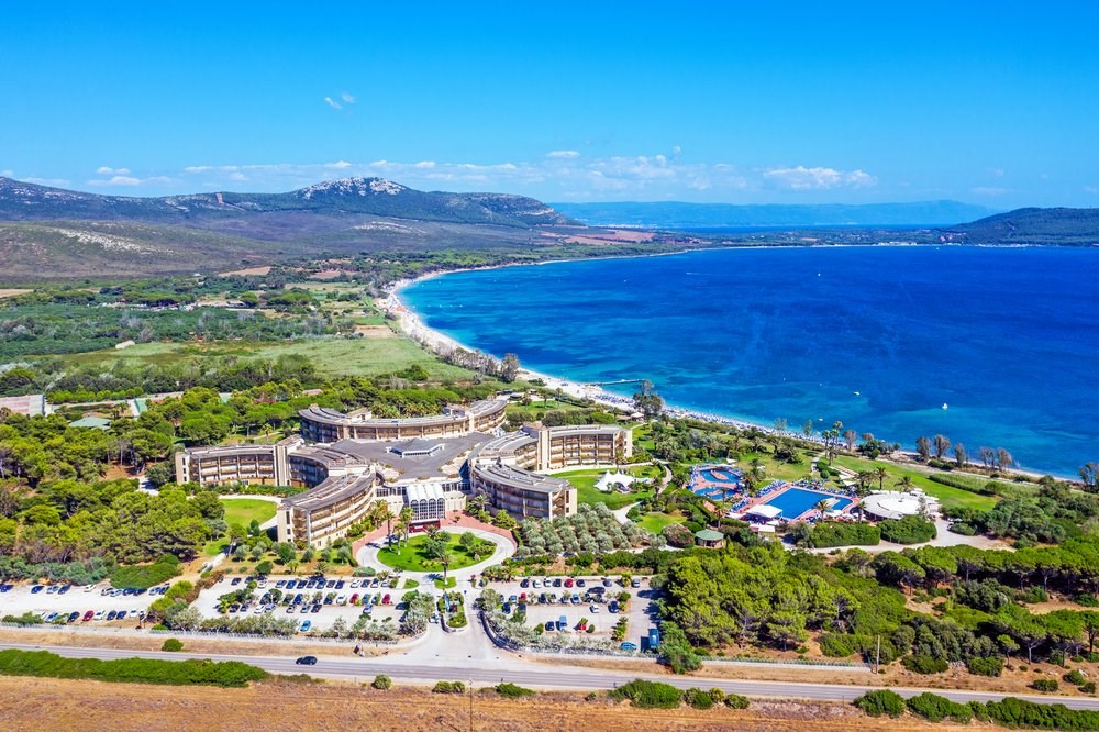 Letecký pohled na hotel, Porto Conte, Sardinie