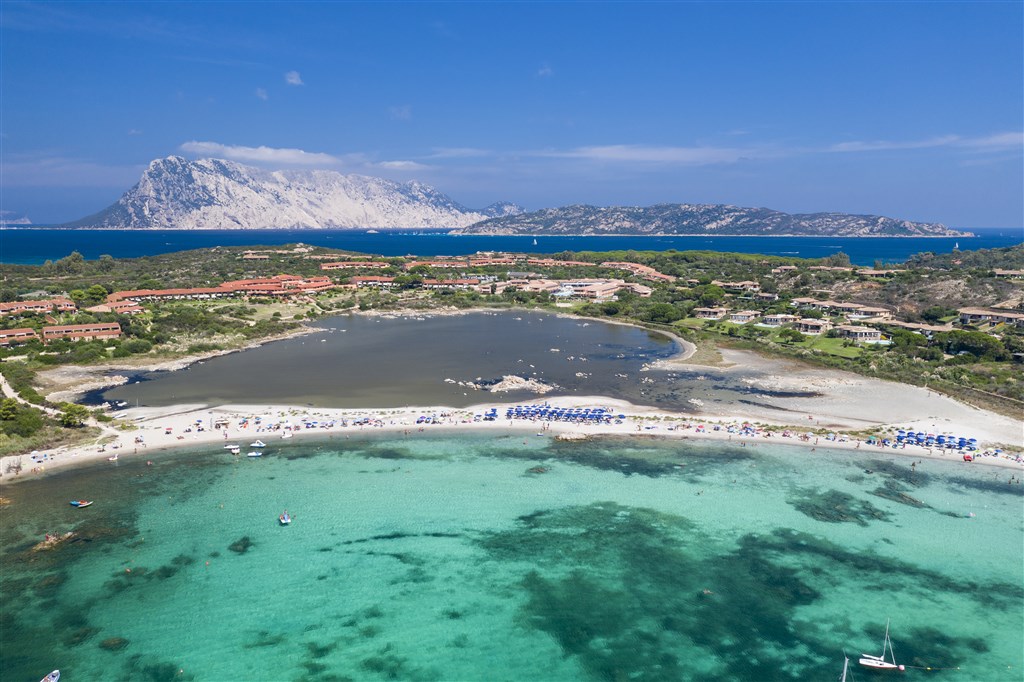 Pohled na oblast, Capo Coda Cavallo, Sardinie