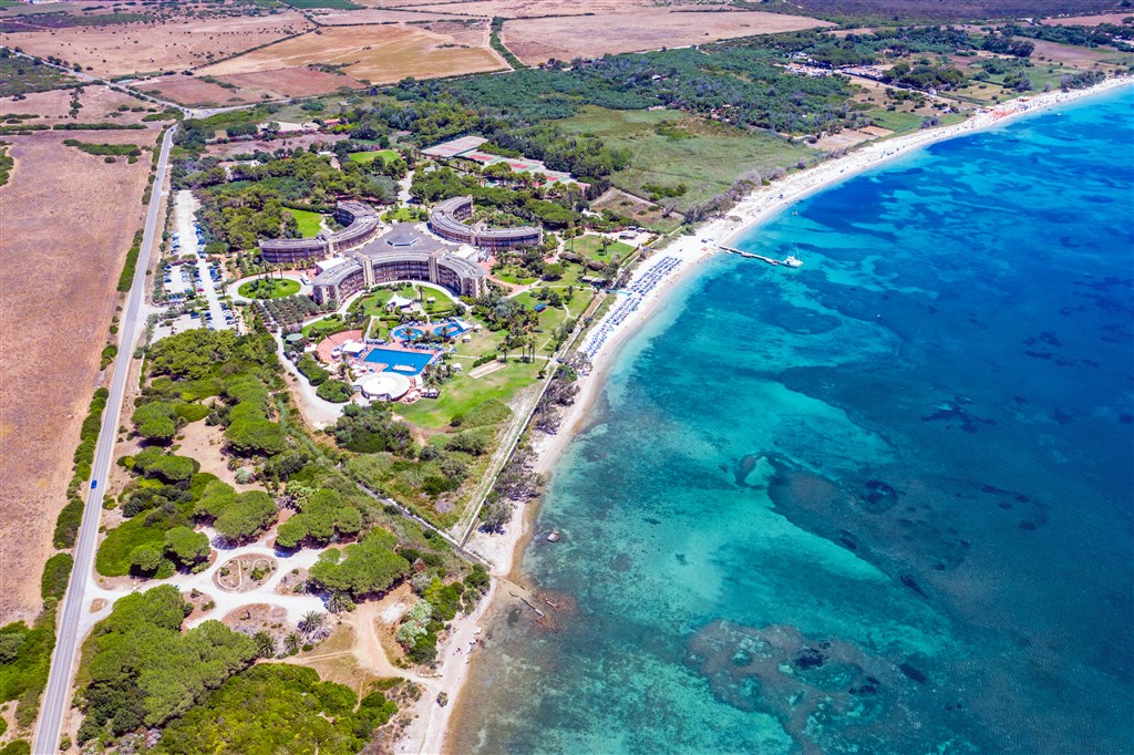 Letecký pohled na hotel, Porto Conte, Sardinie