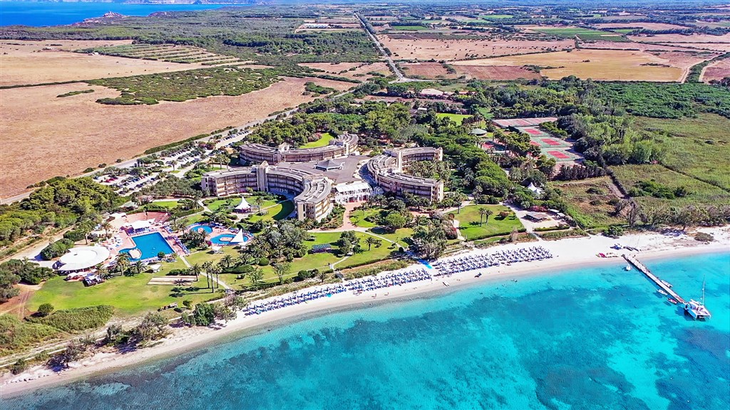 Letecký pohled na hotel, Porto Conte, Sardinie