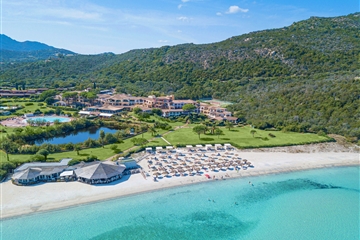 Letecký pohled na resort, Golfo di Marinella, Sardinie