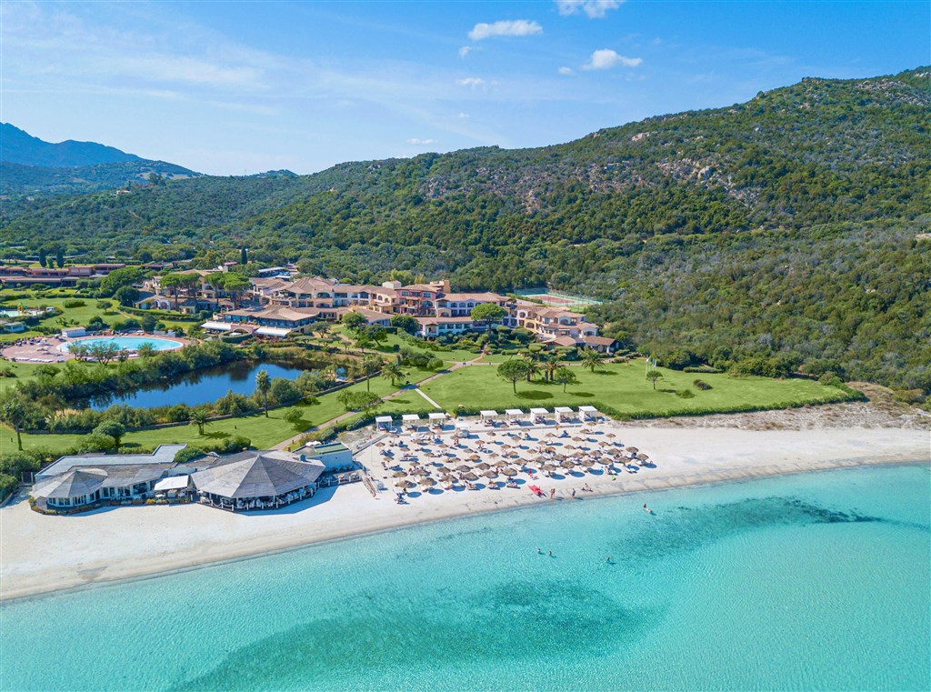 Letecký pohled na resort, Golfo di Marinella, Sardinie