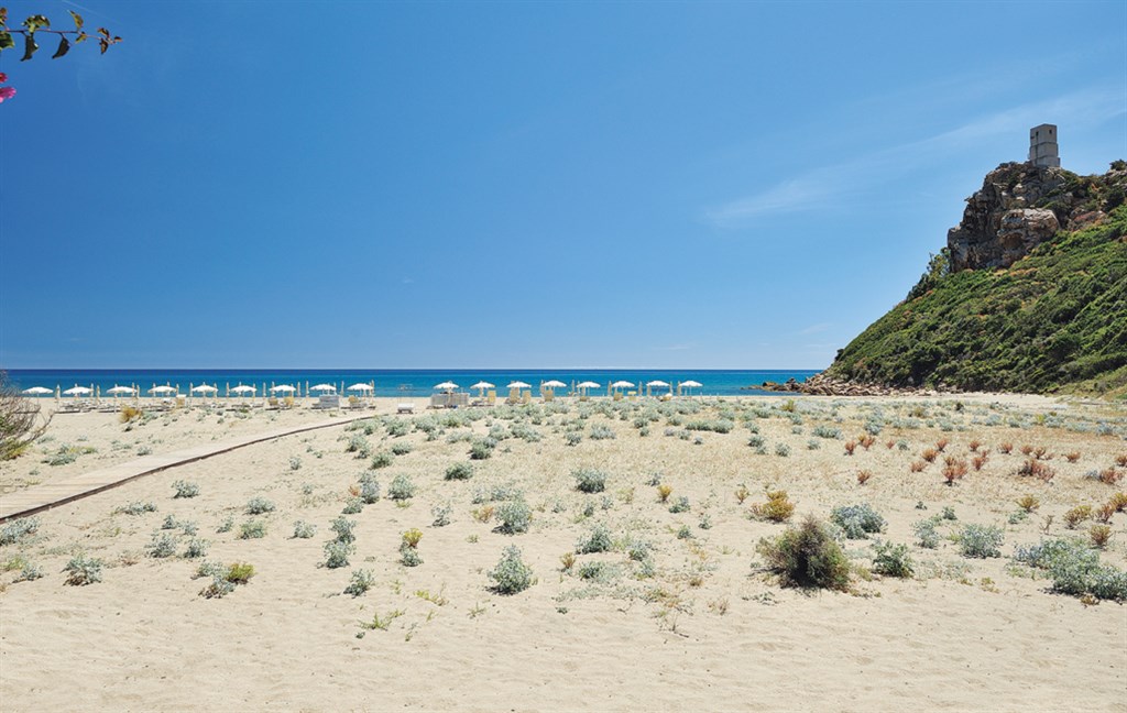 Pláž u hotelu, Muravera, Sardinie