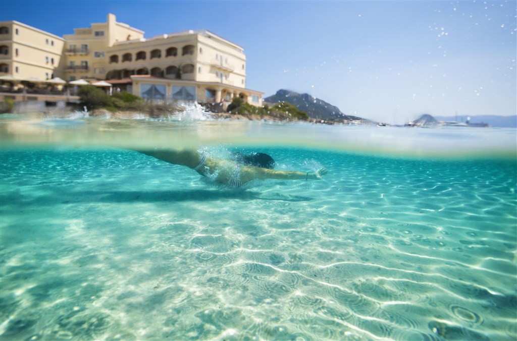 Pohled na hlavní budovu z moře, Golfo Aranci, Sardinie