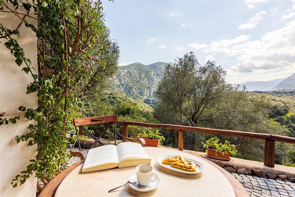 Výhled z pokoje, Dorgali, Sardinie