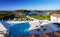 La Coluccia Hotel & Beach Club - Pohled z hotelu na bazén a moře, Santa Teresa Gallura, Sardinie