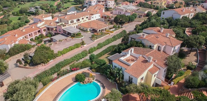 Il Giardino degli Oleandri - Pohled na residenci a její okolí z dronu, Liscia di Vacca, Sardinie