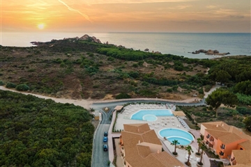 Letecký pohled na hotel, Trinita d´Agultu, Sardinie