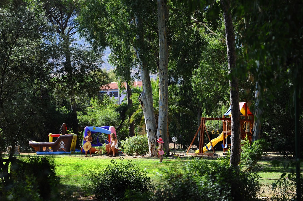 Dětské hřiště v areálu hotelu, Santa Margherita di Pula, Sardinie, Itálie