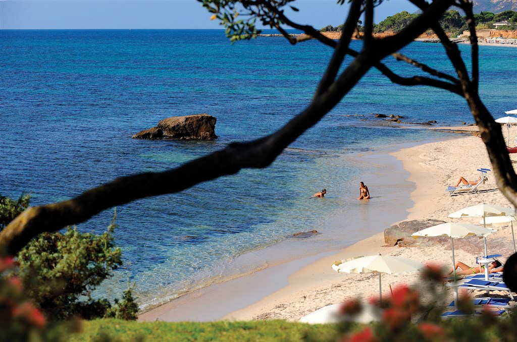 Pláž u hotelu, Santa Margherita di Pula, Sardinie, Itálie