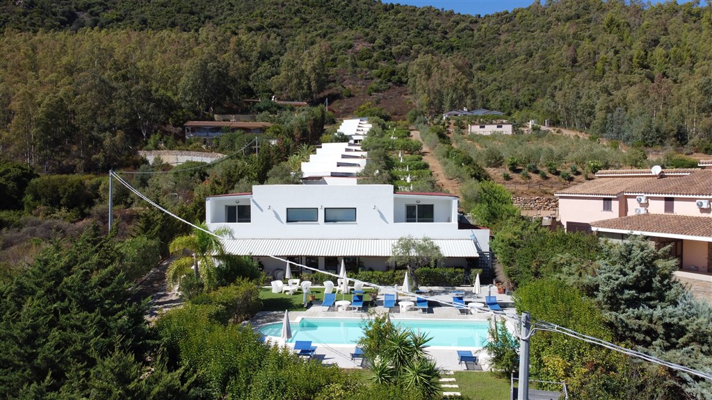 Hotel s bazénem, recepcí a pokoji Cardedu, Sardinie