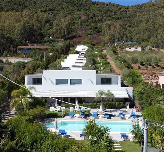 Hotel s bazénem, recepcí a pokoji Cardedu, Sardinie