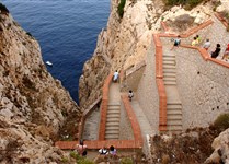 Schody k jeskyním Grotte di Nettuno